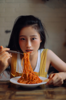 《漂亮的女邻居》三级